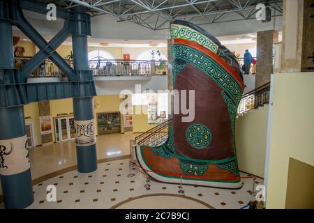 Ein riesiger mongolischer Stiefel in der Informationszentrale der Reiterstatue Dschingis Khan (130 Fuß groß), die Teil des Dschingis Khan Statue Compl ist Stockfoto