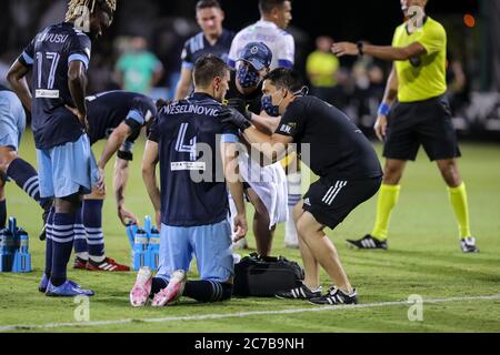 Orlando, Florida, USA. 15. Juli 2020: Vancouver Whitecaps Verteidiger RANKO VESELINOVIC (4) erhält medizinische Aufmerksamkeit nach einem Ball ins Gesicht während der MLS ist Back Turnier San Jose Erdbeben gegen Vancouver Whitecaps Spiel auf ESPN Wide World of Sports Complex in Orlando, FL am 15. Juli 2020. Quelle: Cory Knowlton/ZUMA Wire/Alamy Live News Stockfoto