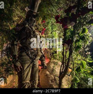 Futuristischer Charakter Cyborg Stalker. Kunstfotografie im Steampunk-Stil. Stockfoto