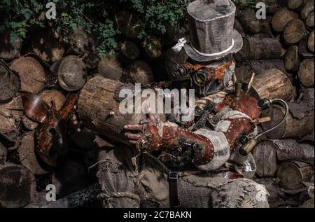 Futuristischer Charakter Cyborg Stalker. Kunstfotografie im Steampunk-Stil. Stockfoto