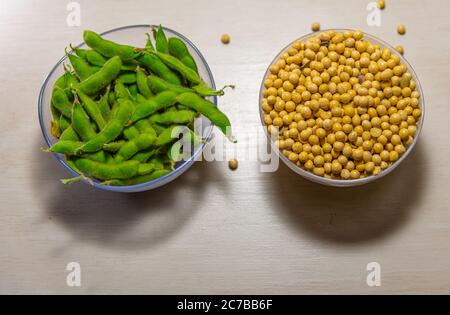 sojabohnen und Hülsen (Glycin max). Schüssel mit Körnern. Produkt exportieren. Kulinarische Delikatesse. Lebensmittel. Proteinquelle. Stockfoto