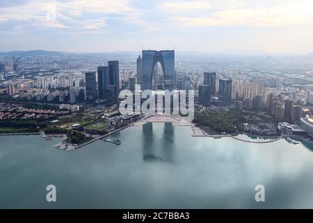 CBD-Gebäude am Jinji-See in Suzhou, China. Stadtarchitektur Fotografie. Stockfoto