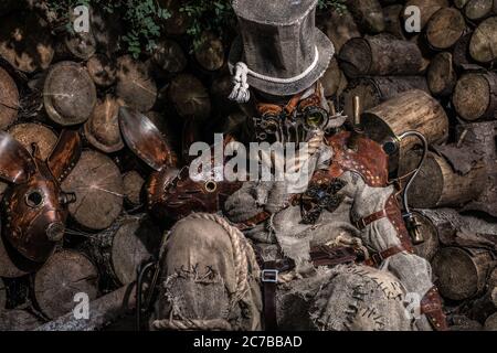 Futuristischer Charakter Cyborg Stalker. Kunstfotografie im Steampunk-Stil. Stockfoto