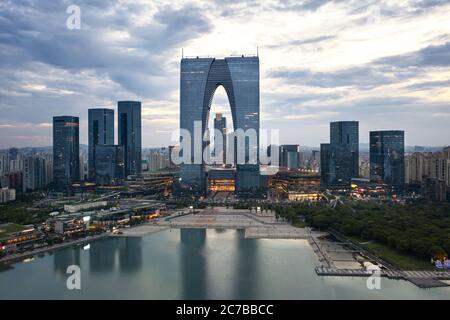 CBD-Gebäude am Jinji-See in Suzhou, China. Stadtarchitektur Fotografie. Stockfoto