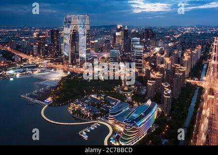 CBD-Gebäude am Jinji-See bei Nacht in Suzhou, China. Stadtarchitektur Fotografie. Stockfoto