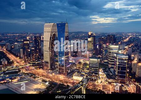CBD-Gebäude am Jinji-See bei Nacht in Suzhou, China. Stadtarchitektur Fotografie. Stockfoto