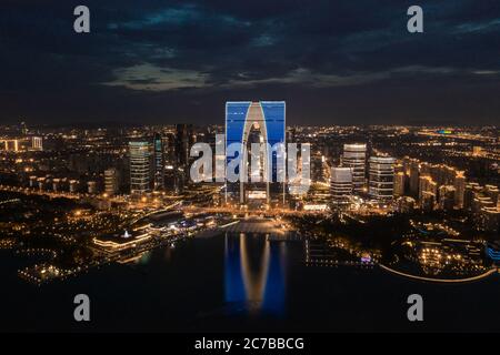 CBD-Gebäude am Jinji-See bei Nacht in Suzhou, China. Stadtarchitektur Fotografie. Stockfoto