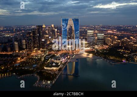 CBD-Gebäude am Jinji-See bei Nacht in Suzhou, China. Stadtarchitektur Fotografie. Stockfoto