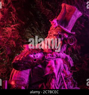 Futuristischer Charakter Cyborg Stalker. Kunstfotografie im Steampunk-Stil. Stockfoto
