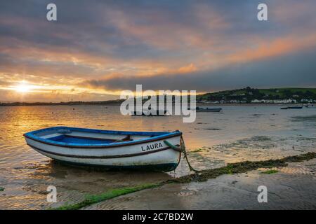 Appledore, North Devon, England. Donnerstag, 16. Juli 2020. Wetter in Großbritannien. Bei Sonnenaufgang bricht für einen kurzen Moment die Sonne durch die sich aufsammenden Wolken und erleuchtet die Flussmündung des Torridge bei Appledore in North Devon. Quelle: Terry Mathews/Alamy Live News Stockfoto