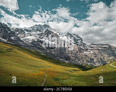 Panorama-Aufnahme der rauen Felsstrukturen und der atemberaubenden alpinen Gletscherlandschaft der Jungfrau Region der Schweizer Alpen. Stockfoto