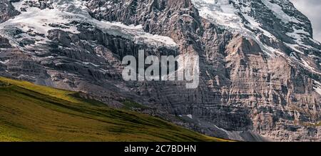 Panorama-Aufnahme der rauen Felsstrukturen und der atemberaubenden alpinen Gletscherlandschaft der Jungfrau Region der Schweizer Alpen. Stockfoto