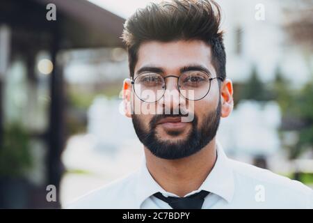 Stilvoll gekleideter indischer Bärtiger geht die Straße hinunter. Stockfoto