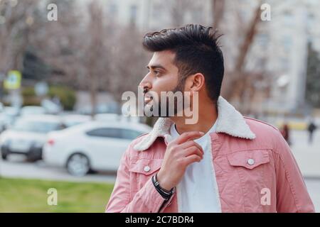 Stilvoll gekleideter indischer Bärtiger geht die Straße hinunter. Stockfoto