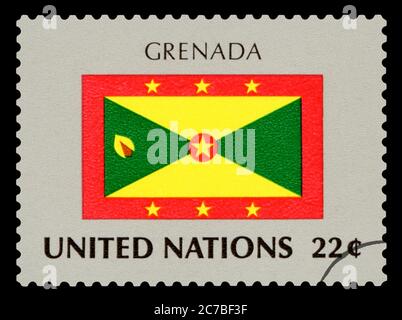 GRENADA - Briefmarke der Grenada Nationalflagge, Serie der Vereinten Nationen, um 1984. Isoliert auf schwarzem Hintergrund. Stockfoto