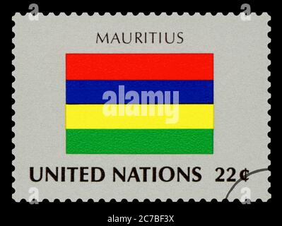 MAURITIUS - Briefmarke der Nationalflagge von Mauritius, Serie der Vereinten Nationen, um 1984. Isoliert auf schwarzem Hintergrund. Stockfoto