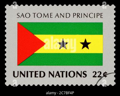 SAO TOME UND PRINCIPE - Briefmarke der NATIONALFLAGGE SAO TOME UND PRINCIPE, Serie der Vereinten Nationen, um 1984. Isoliert auf schwarzem Hintergrund. Stockfoto