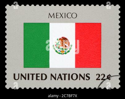 MEXIKO - Briefmarke der mexikanischen Nationalflagge, Serie der Vereinten Nationen, um 1984. Isoliert auf schwarzem Hintergrund. Stockfoto