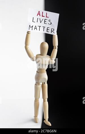 AllLives Matters Protestler. Holzfiguren Schaufensterpuppe hält Zeichen Banner. Stockfoto