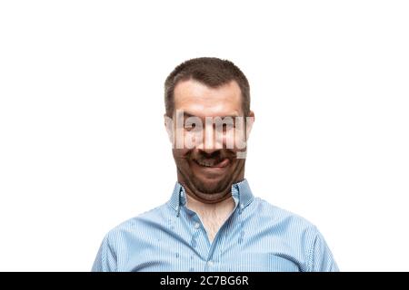 Lasterful, flirtet. Junger Mann mit lustigen, ungewöhnlichen populären Emotionen und Gesten isoliert auf weißem Studio-Hintergrund. Menschliche Emotionen, Gesichtsausdruck, Verkauf, Werbekonzept. Modischer Look, inspiriert von Memes. Stockfoto