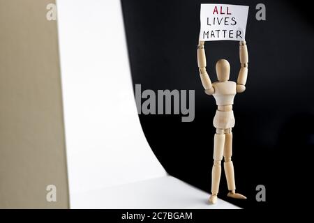 AllLives Matters Protestler. Holzfiguren Schaufensterpuppe hält Zeichen Banner. Stockfoto