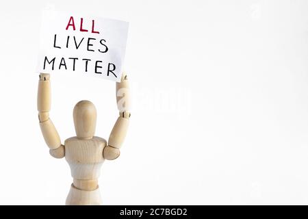 AllLives Matters Protestler. Holzfiguren Schaufensterpuppe hält Zeichen Banner. Stockfoto