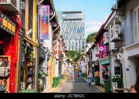 Touristen zu Fuß in den berühmten bunten Straßen von Sultan Masjid Moschee (Sultan), Kampong Glam, Singapur, Asien, PRADEEP SUBRAMANIAN Stockfoto