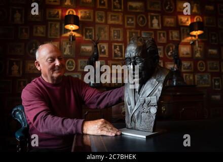 Garry McBride von Monumental Icons mit einer Bronzebust von Captain Sir Tom Moore, die von der Firma Derbyshire in Auftrag gegeben und von Andrew Edwards in der Hoffnung, dass sie am Hauptsitz der NHS Charities Together, der Wohltätigkeitsorganisation, die der Hundertjährige Geld gesammelt hat, ausgestellt werden kann. Stockfoto