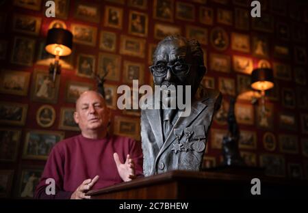 Garry McBride von Monumental Icons mit einer Bronzebust von Captain Sir Tom Moore, die von der Firma Derbyshire in Auftrag gegeben und von Andrew Edwards in der Hoffnung, dass sie am Hauptsitz der NHS Charities Together, der Wohltätigkeitsorganisation, die der Hundertjährige Geld gesammelt hat, ausgestellt werden kann. Stockfoto