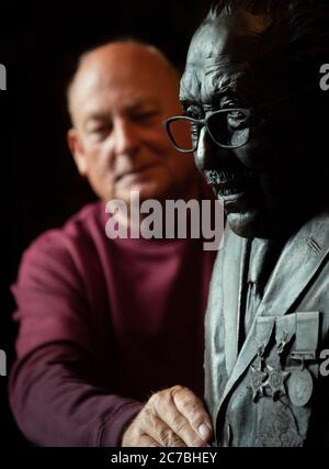 Garry McBride von Monumental Icons mit einer Bronzebust von Captain Sir Tom Moore, die von der Firma Derbyshire in Auftrag gegeben und von Andrew Edwards in der Hoffnung, dass sie am Hauptsitz der NHS Charities Together, der Wohltätigkeitsorganisation, die der Hundertjährige Geld gesammelt hat, ausgestellt werden kann. Stockfoto