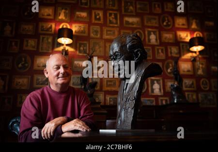 Garry McBride von Monumental Icons mit einer Bronzebust von Captain Sir Tom Moore, die von der Firma Derbyshire in Auftrag gegeben und von Andrew Edwards in der Hoffnung, dass sie am Hauptsitz der NHS Charities Together, der Wohltätigkeitsorganisation, die der Hundertjährige Geld gesammelt hat, ausgestellt werden kann. Stockfoto