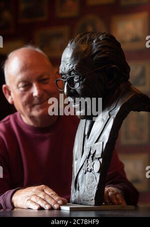 Garry McBride von Monumental Icons mit einer Bronzebust von Captain Sir Tom Moore, die von der Firma Derbyshire in Auftrag gegeben und von Andrew Edwards in der Hoffnung, dass sie am Hauptsitz der NHS Charities Together, der Wohltätigkeitsorganisation, die der Hundertjährige Geld gesammelt hat, ausgestellt werden kann. Stockfoto