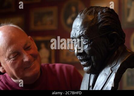 Garry McBride von Monumental Icons mit einer Bronzebust von Captain Sir Tom Moore, die von der Firma Derbyshire in Auftrag gegeben und von Andrew Edwards in der Hoffnung, dass sie am Hauptsitz der NHS Charities Together, der Wohltätigkeitsorganisation, die der Hundertjährige Geld gesammelt hat, ausgestellt werden kann. Stockfoto