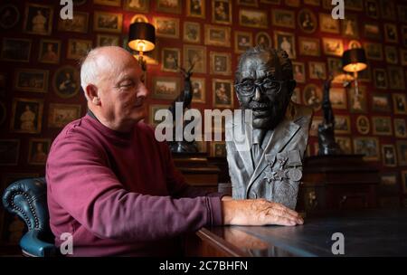 Garry McBride von Monumental Icons mit einer Bronzebust von Captain Sir Tom Moore, die von der Firma Derbyshire in Auftrag gegeben und von Andrew Edwards in der Hoffnung, dass sie am Hauptsitz der NHS Charities Together, der Wohltätigkeitsorganisation, die der Hundertjährige Geld gesammelt hat, ausgestellt werden kann. Stockfoto