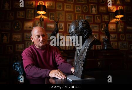 Garry McBride von Monumental Icons mit einer Bronzebust von Captain Sir Tom Moore, die von der Firma Derbyshire in Auftrag gegeben und von Andrew Edwards in der Hoffnung, dass sie am Hauptsitz der NHS Charities Together, der Wohltätigkeitsorganisation, die der Hundertjährige Geld gesammelt hat, ausgestellt werden kann. Stockfoto