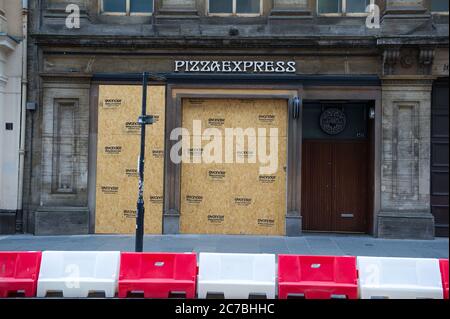 Glasgow, Schottland, Großbritannien. Juli 2020. Im Bild: Bars und Restaurants sitzen leer und werden noch nach der Krise des Coronavirus (COVID19) verladen. Sie hat die Geschäfte gezwungen, dauerhaft zu schließen, während andere Mitarbeiter entlassen mussten. Die britische Regierung wird das Programm für die Ausbeulung abschließen, doch aufgrund der fehlenden Besucherzahlen in der Stadt werden diese Räumlichkeiten höchstwahrscheinlich geschlossen und verladen bleiben. Quelle: Colin Fisher/Alamy Live News Stockfoto