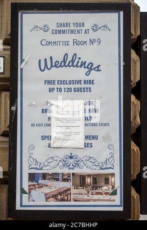 Glasgow, Schottland, Großbritannien. Juli 2020. Im Bild: Bars und Restaurants sitzen leer und werden noch nach der Krise des Coronavirus (COVID19) verladen. Sie hat die Geschäfte gezwungen, dauerhaft zu schließen, während andere Mitarbeiter entlassen mussten. Die britische Regierung wird das Programm für die Ausbeulung abschließen, doch aufgrund der fehlenden Besucherzahlen in der Stadt werden diese Räumlichkeiten höchstwahrscheinlich geschlossen und verladen bleiben. Quelle: Colin Fisher/Alamy Live News Stockfoto