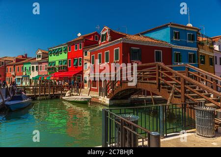 Venedig, Burano Insel Kanal und die kleinen farbigen Häuser Stockfoto