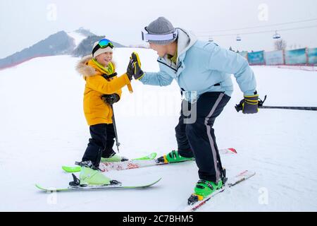 Ski Hand-klatschen glücklichen Vater und Sohn Stockfoto