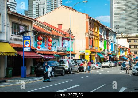 Touristen zu Fuß in den berühmten bunten Straßen von Sultan Masjid Moschee (Sultan), Kampong Glam, Singapur, Asien, PRADEEP SUBRAMANIAN Stockfoto