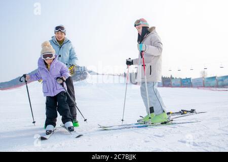 Skigebiet, um meine Tochter beim Skifahren zu unterrichten Stockfoto