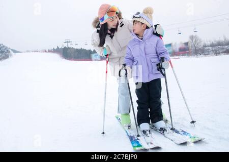 Mutter und Tochter Ski mit Glück Stockfoto