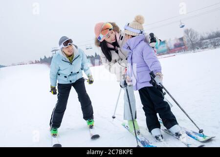 Skigebiet, um meine Tochter beim Skifahren zu unterrichten Stockfoto