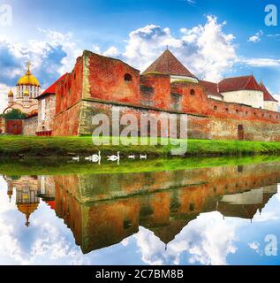 Landschaft mit Mittelalter Fagaras Zitadelle in Siebenbürgen gebaut im XV Jahrhundert gebaut. Fagaras, Siebenbürgen. Rumänien Stockfoto