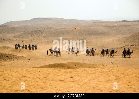Kamelreiter an der Nekropole von Gizeh, Ägypten Stockfoto