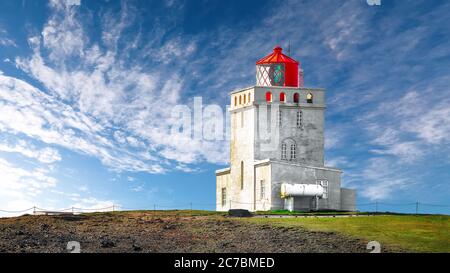 Landschaft mit weißem Leuchtturm am Kap Dyrholaey. Lage: Kap Dyrholaey (Cape Portland), in der Nähe von Vik Dorf, Insel, Europa Stockfoto