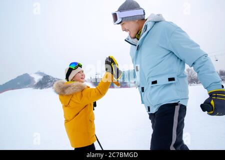 Ski Hand-klatschen glücklichen Vater und Sohn Stockfoto