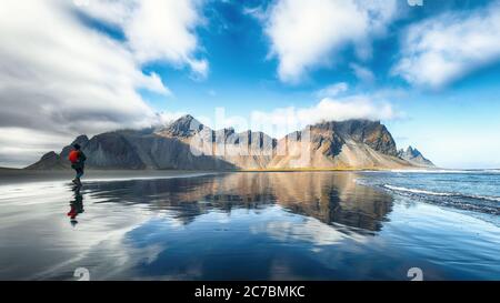 Herrlicher sonniger Tag und wunderschöne Reflexion des Vestrahorn Bergs auf Stokksnes Kap in Island. Lage: Stokksnes Cape, Vestrahorn (Batman Mount), Stockfoto