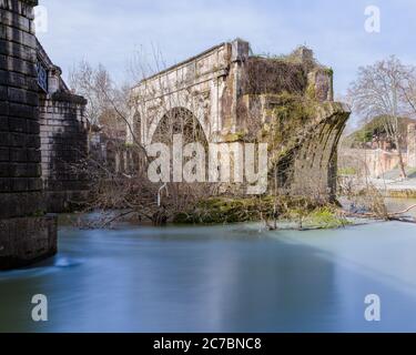 Emilio Brücke oder Ponte Rotto, alte römische Brücke über den Tiber, in der Nähe der Insel Isola Tiberina in Rom, Italien Stockfoto