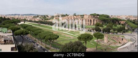 Blick auf das antike römische Circo Massimo Hippodrome Theater, mit den Ruinen des Palastes von Domitian auf dem Palatin, in Rom, Italien Stockfoto